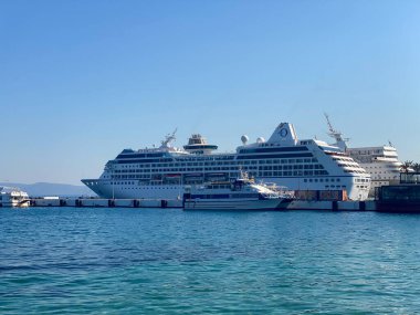 Kusadasi şehrinde yolcu gemisi