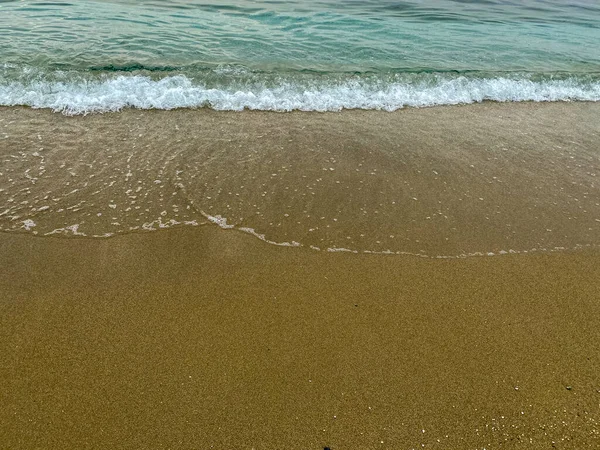 Όμορφη Αμμώδης Παραλία Και Γαλαζοπράσινα Νερά — Φωτογραφία Αρχείου