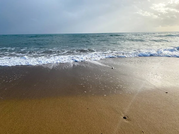 Κύμα Rollback Στην Αμμώδη Παραλία — Φωτογραφία Αρχείου