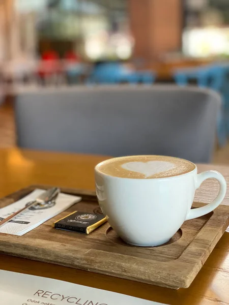 kalp şeklinde köpük ile cappuccino fincan