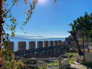 Eski bir kale ve Akdeniz Duvarı