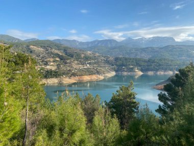 Alanya şehrindeki dağlarda göl
