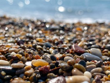 Denizde güzel küçük çakıl taşları