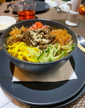 Kuksi, çok lezzetli soğuk Kore eriştesi..