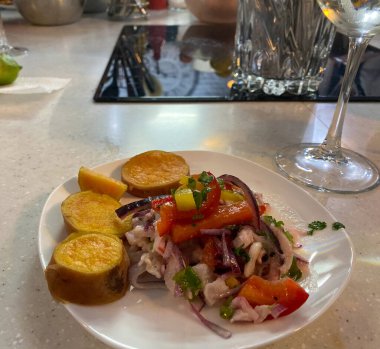 Tatlı patatesli Ceviche salatası
