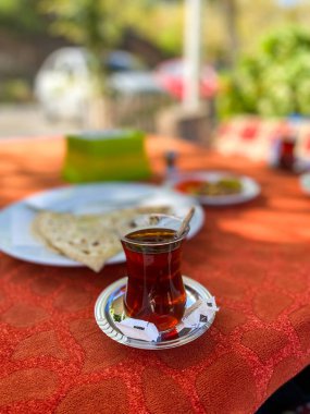Masada çay olan Türk bardağı