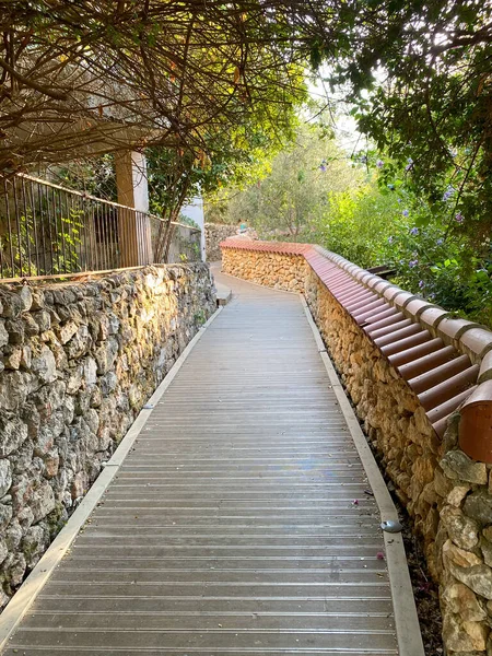 Деревянная Мостовая Каменные Стены — стоковое фото