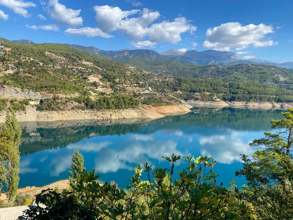 Bulutlar dağ gölde bir yansımasıdır