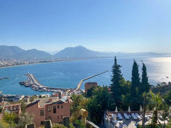 Alanya şehrinin yat limanının manzarası