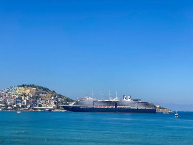 Kusadasi şehrinin Liner ve renkli dağları