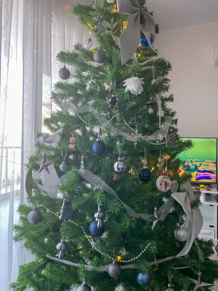 Kırmızı oyuncaklarla süslenmiş Noel ağacı