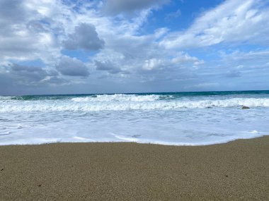 Kumsalda beyaz köpük