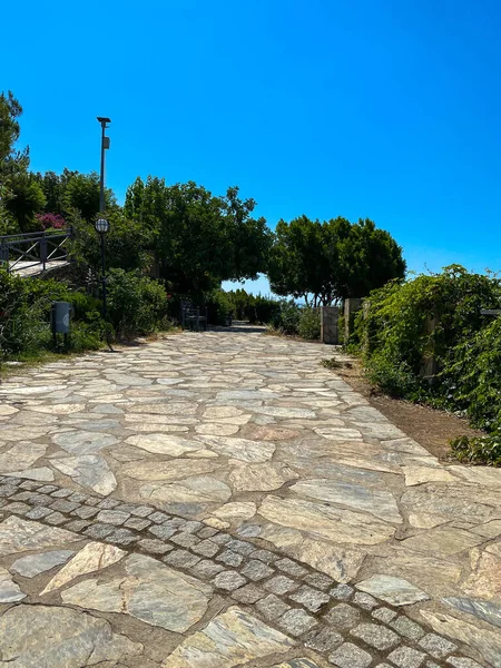 Parktaki güzel taş bulvar
