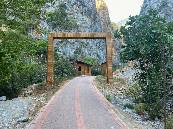 Sapadera Kanyonu girişinde kemer.