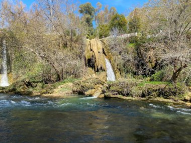 Antalya şehrinde küçük bir şelale