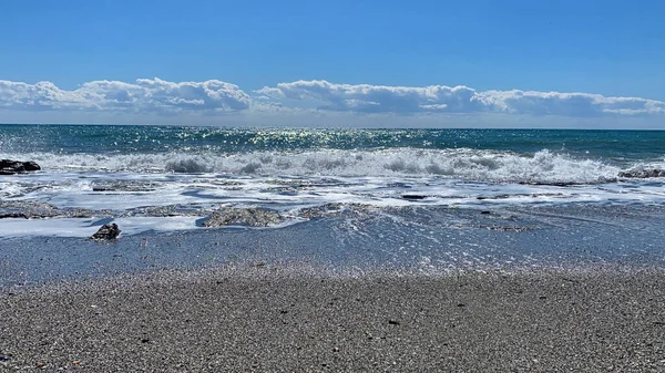 Nuvole Bianche Sul Mare Spiaggia Sabbiosa — Foto Stock