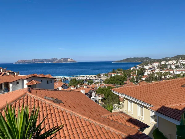 Çamur kiremitli çatılar ve deniz manzaralı