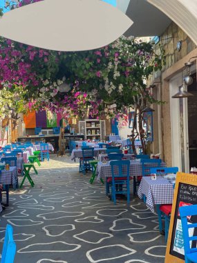 Bir kafede rahat masalar