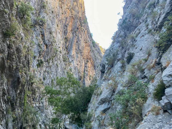 İki dağ arasında boğaz var. Alanya 'daki Sapadera Kanyonu