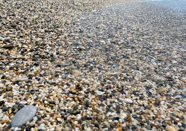 Akdeniz sahillerinde güzel küçük çakıl taşları.