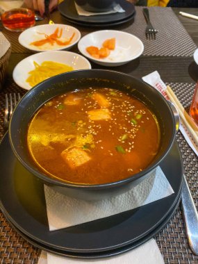 Tom Yum, baharatlı Tayland çorbası.