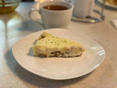 Ev yapımı tavuklu turta ve bir fincan çay.