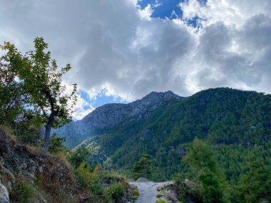 Alanya dağlarında bulutlu bir gökyüzü