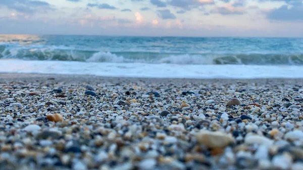 海面上的卵石被海浪冲刷过 — 图库照片