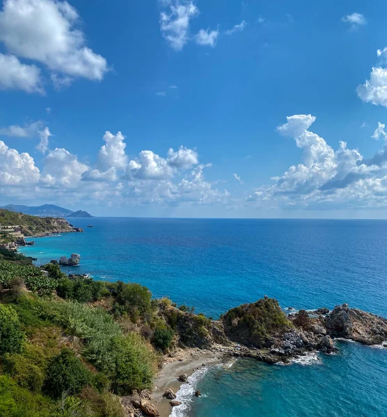 Akdeniz 'in kayalık kıyılarında güzel bir arka plan.