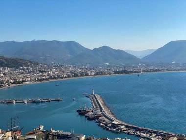 Alanya şehrinin marinası yukarıdan görünüyor.