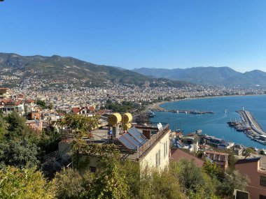 Alanya şehrinin marinası yukarıdan görünüyor.