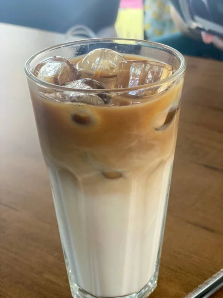 Cam kasede buzlu soğuk latte.