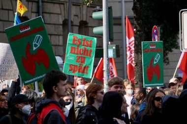 Berlin Almanya 23.9.2022, bir grup gösterici, Berlin sokaklarında 2022 küresel iklim grevinde çok geç olmadığını belirtiyor..
