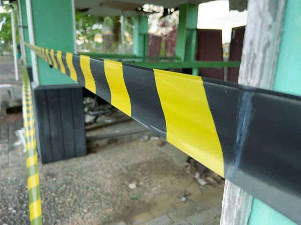 Yolda tabela yok ve kimse girmiyor.