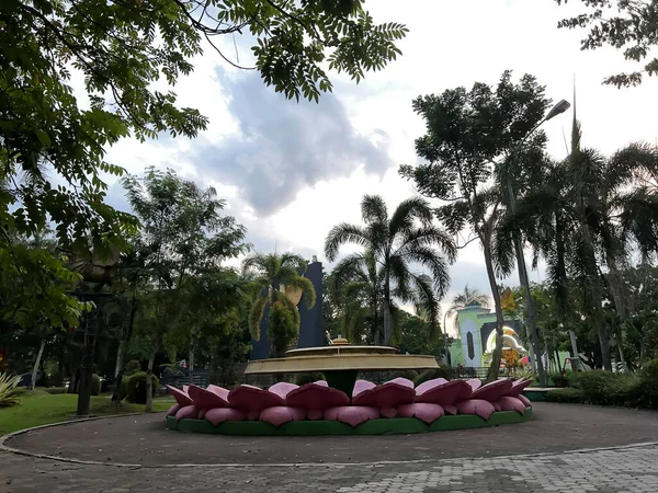 Şehir parkındaki anıtta çeşme