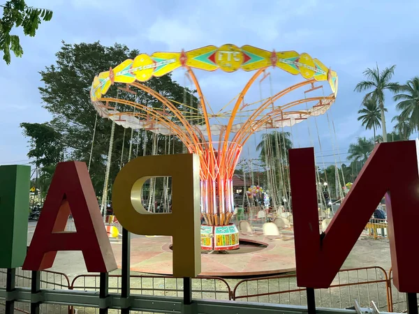 Alacakaranlıkta şehir parkında çocuk parkında