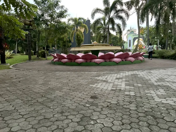 Şehir parkındaki anıtta çeşme