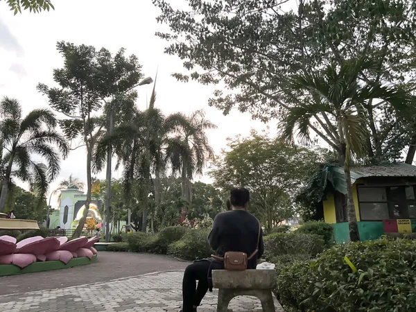 Şehir parkındaki anıtta çeşme