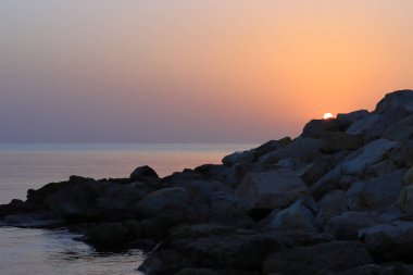 Karadeniz kıyısında gün doğumu Mamaia, sıcak güneş ışığı atmosferi. 