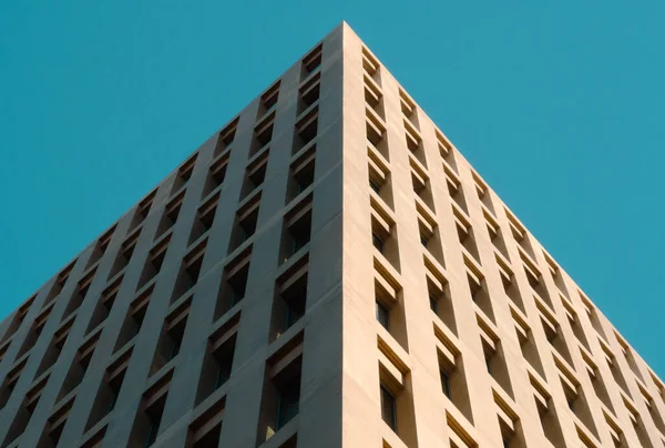 Moderno Edificio Oficinas Desde Abajo Con Forma Pirámide Ciudad Justicia —  Fotos de Stock
