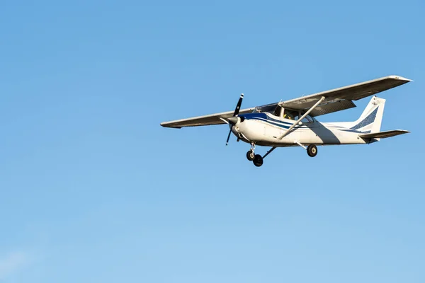 Små Plan Flyger Med Solnedgång Ljus Klar Himmel Innan Landar — Stockfoto