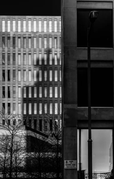 현대의 건물들은 흰색으로 정의의 도시의 석양에 빛으로 조명되었다 — 스톡 사진