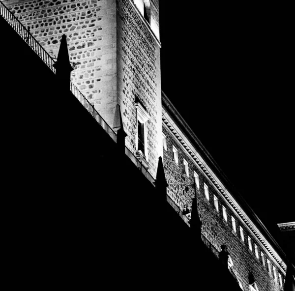 Monument Historique Roman Photographié Nuit Avec Silhouette Mur Clôture Fer — Photo