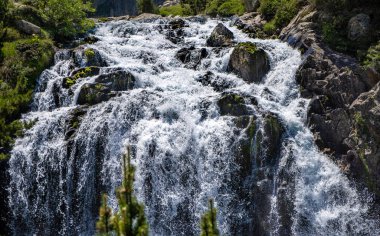 Benasque Pinineo Vadisi 'ndeki Forau de Aigualluts şelalesine yakın çekim. Donmuş ele geçirilmiş su.