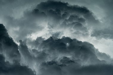 Fırtınadan önceki bulutlu yüz Başka bir bulut üflüyor.