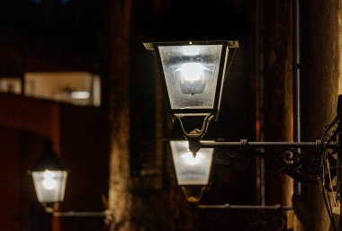 Vic 'teki eski bir evin duvarını aydınlatan elektrik direkleri.