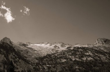 Pireneler 'in iki tepe manzarası