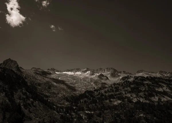 Bukoliskt Landskap Skymningen Och Solnedgången Nästan Natten Toppen Två Berg — Stockfoto