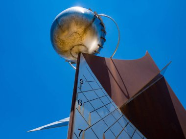 Küre şeklinde güneş saati ya da renkli bir düzlem gibi gezegenimsi.