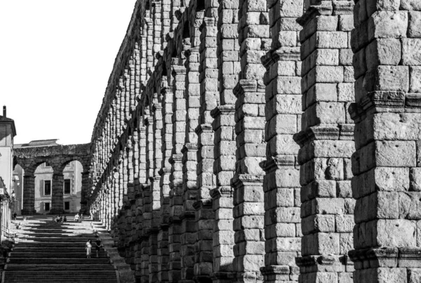Acquedotto Segovia Scala Con Persone Che Visitano Città Bianco Nero — Foto Stock